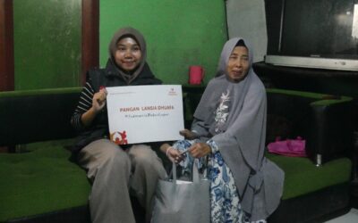 Relawan Nusantara bersama Alir Sehat Semesta Berbagi Pangan Lansia