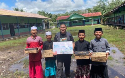 BAHAGIAKAN ANAK PELOSOK DENGAN SEPATU SEKOLAH BARU