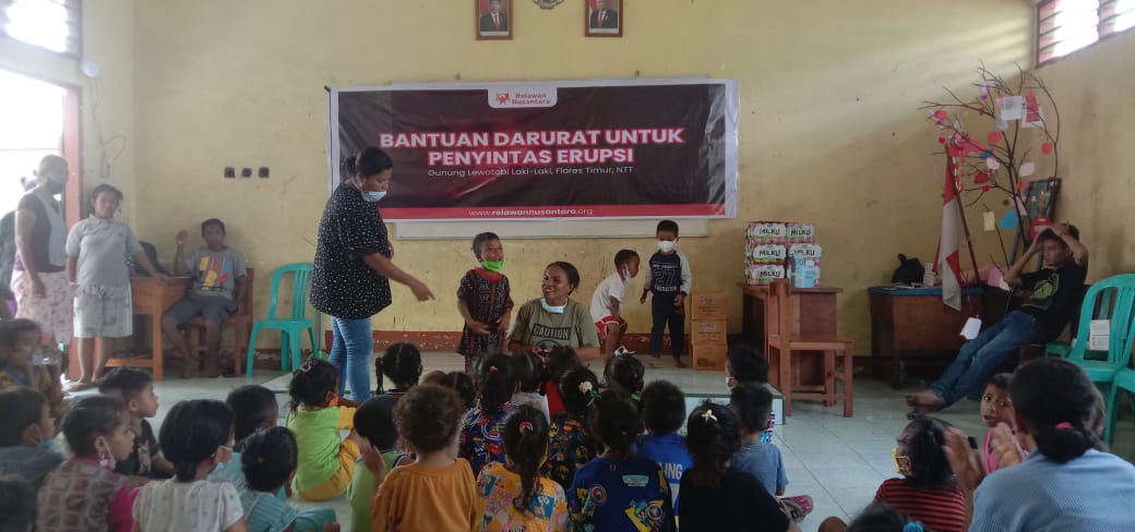 Relawan Nusantara berbagi PMT untuk adik-adik di pengungsian terjadiya erupsi Gunung Lewotobi yang lebih tepatnya di Flores Timur Provinsi Nusa Tenggara Timur.