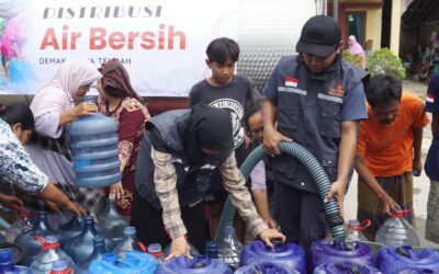 RELAWAN NUSANTARA MENDISTRIBUSIKAN AIR BERSIH UNTUK DESA WONOREJO TERDAMPAK BANJIR DEMAK