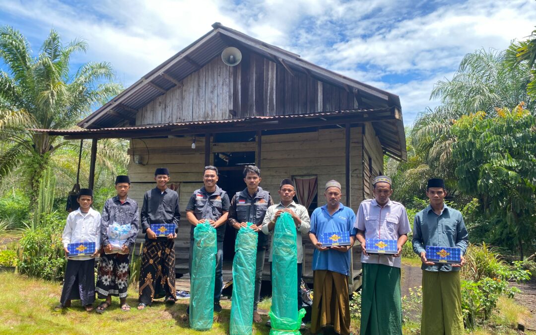 Bahagianya Santri Dapat Perlengkapan Sholat untuk Masjidnya
