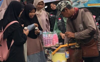 RELAWAN NUSANTARA BORONG HABIS DAN MEMBAGIKAN ESKRIM PEDAGANG KELILING