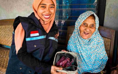 Para Lansia Bahagia dapat Menikmati Daging di Moment Hari Raya Idul Adha