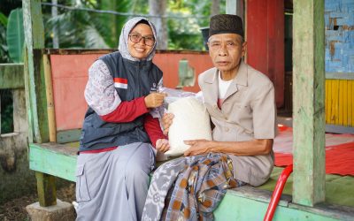 LUASKAN MANFAAT: BINGKISAN LEBARAN UNTUK GURU NGAJI, DHUAFA, DAN LANSIA DI PANDEGLANG
