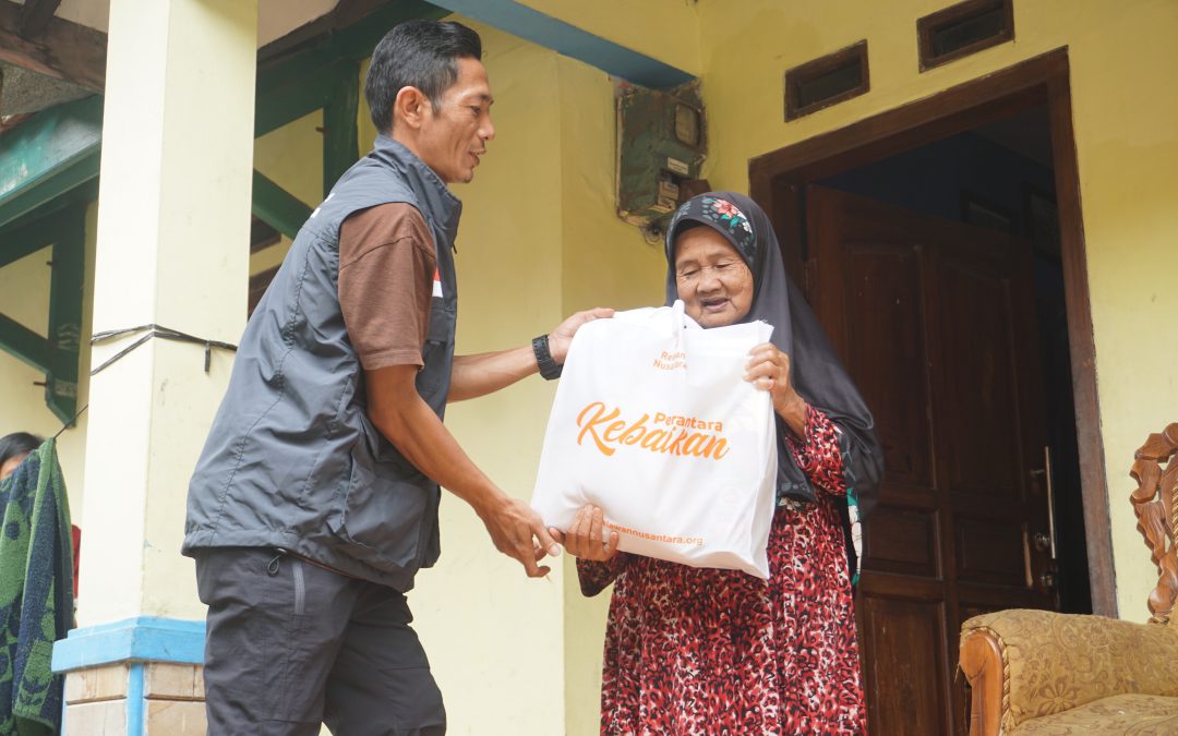 RELAWAN NUSANTARA MENYALURKAN PAKET SEMBAKO UNTUK YATIM, DHUAFA, DAN LANSIA DI CIGINTUNG, KUNINGAN