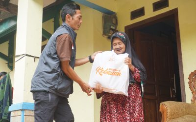 RELAWAN NUSANTARA MENYALURKAN PAKET SEMBAKO UNTUK YATIM, DHUAFA, DAN LANSIA DI CIGINTUNG, KUNINGAN