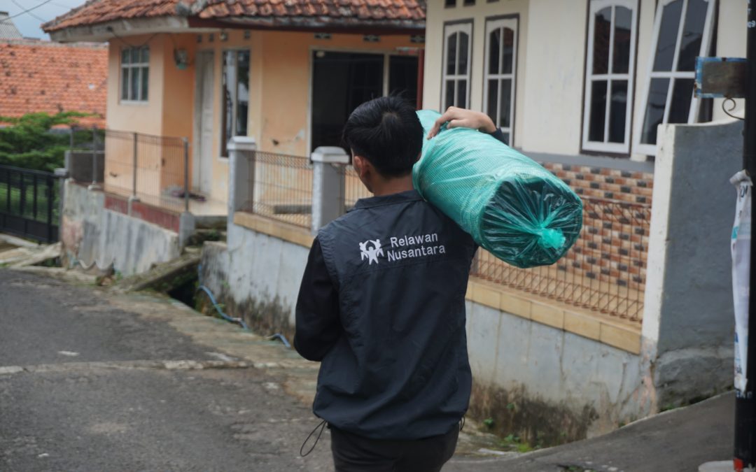 RELAWAN NUSANTARA MENYALURKAN SARANA IBADAH DI CIGINTUNG
