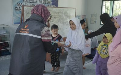 Luaskan Manfaat: Relawan Nusantara Bagikan Karpet Masjid, Iqro, Al-Qur’an, dan Pangan untuk Lansia