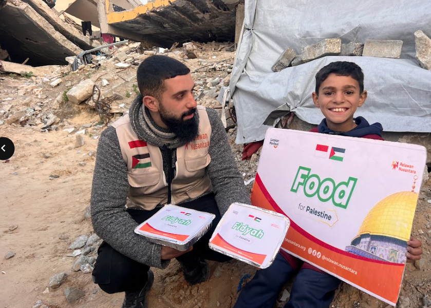 Relawan Nusantara Salurkan Iftar Ramadhan untuk Pengungsi di Gaza
