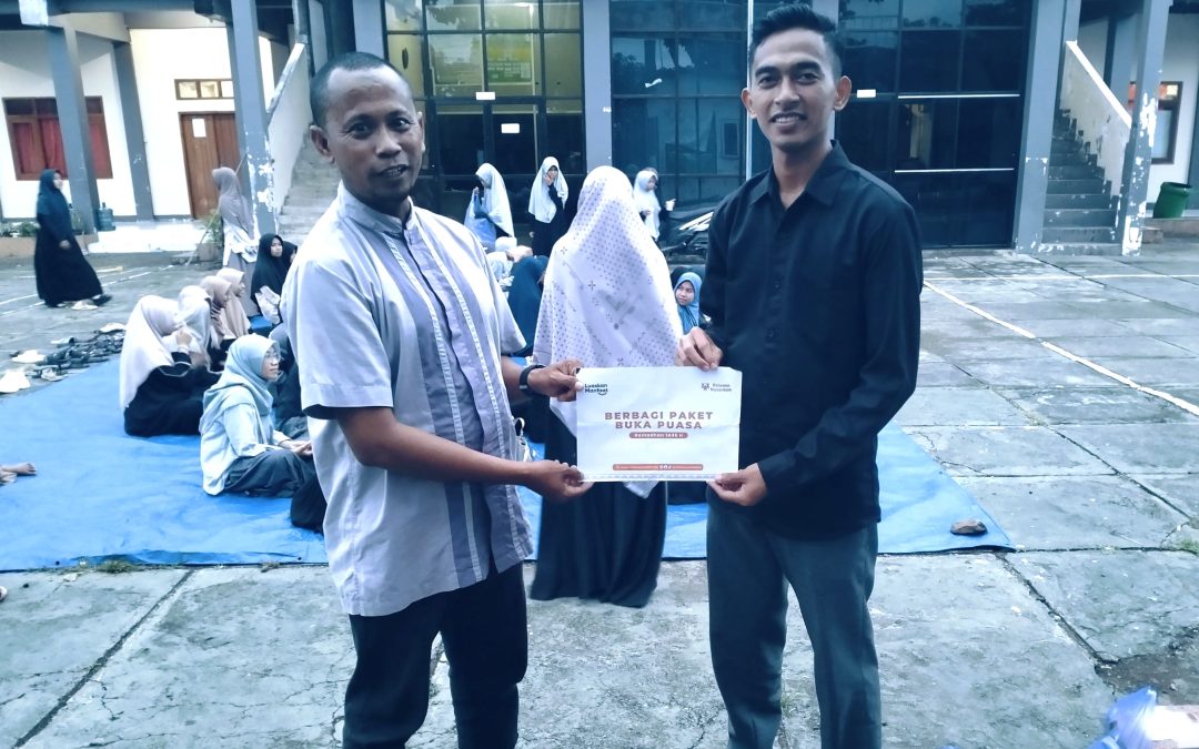 Relawan Nusantara Berbagi Nasi Buka Puasa untuk Santri Insan Kamil Bima