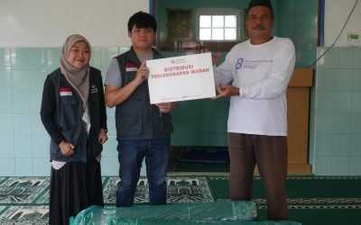 Luaskan Manfaat: Relawan Nusantara Bagikan Karpet Masjid dan Al-Qur’an di Sumedang