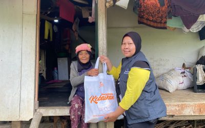 Menyapa dengan Kasih, Mengantar Harapan: Relawan Nusantara Salurkan Pangan Lansia di Bandung Barat