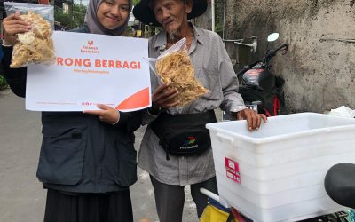 Luaskan Manfaat: Relawan Nusantara Borong Dagangan Pak Ujang, Lansia Penjual Peyek di Bandung