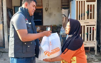 Relawan Nusantara Bali Salurkan Paket Pangan untuk Lansia, Dhuafa, dan Anak Yatim di Kampung Plastik Denpasar