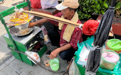 Borong dan Berbagi: Senyum Pak Yahya, Penjual Telor Gulung di Masjid Agung Pandeglang