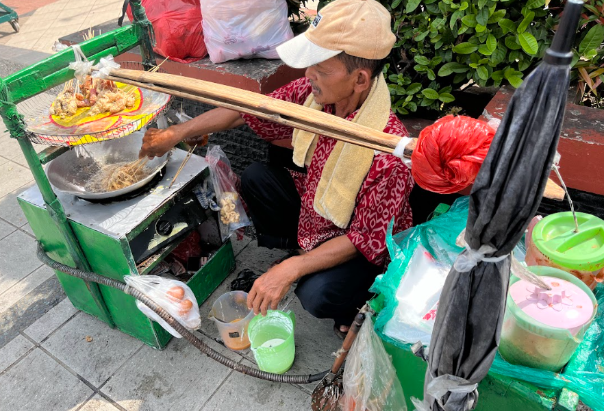Borong dan Berbagi: Senyum Pak Yahya, Penjual Telor Gulung di Masjid Agung Pandeglang