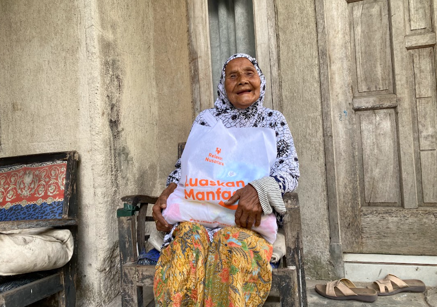 Relawan Nusantara Berbagi Kebahagiaan Bersama Lansia di Cirebon