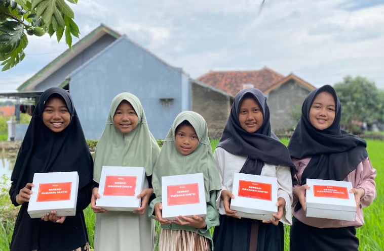 Bermain dan Berbagi Bahagia Bersama Santri Yatim dan Dhuafa di Cirebon