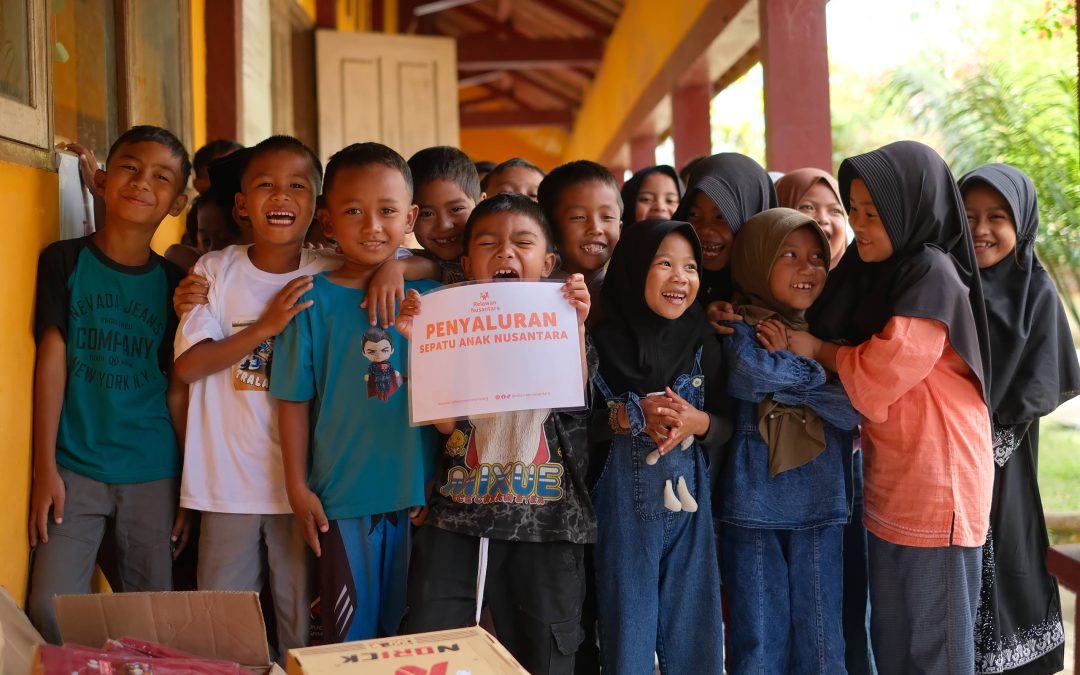 Anak-Anak SDN 2 Perian: Semangat Belajar Meski Seragam Tak Layak