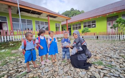 Relawan Nusantara Hadirkan Senyum Anak Yatim dan Dhuafa di Maluku Lewat Sepatu dan Seragam Baru