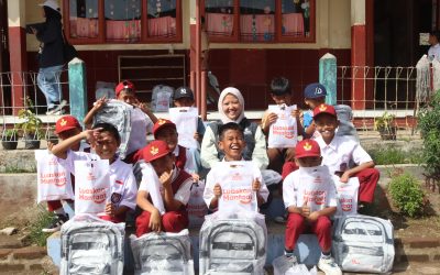 Senyum Anak Pangauban: Relawan Nusantara dan Baznas Jabar Salurkan School Kit untuk Yatim & Dhuafa