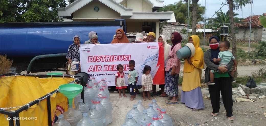 Relawan Nusantara Salurkan Air Bersih ke Daerah Terdampak Kekeringan di Pamekasan
