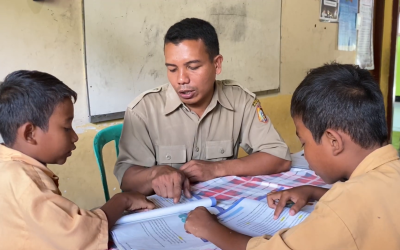 Kisah Pak Rifai: Sosok Guru Inspiratif yang Menjadi Matahari di Tengah Awan Keterbatasan