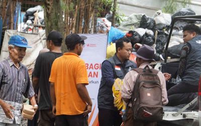 Relawan Nusantara Bagikan Ratusan Paket Makanan untuk Pejuang Nafkah di Bandung