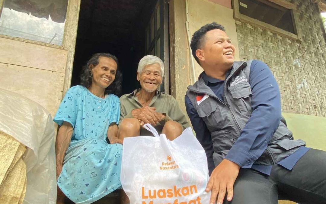Relawan Menjembatani Kebaikan ke Rumah-Rumah Sunyi di Cikawung