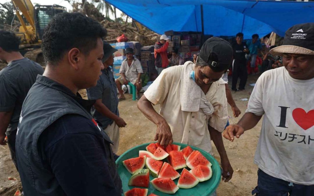 Pos Segar Relawan Nusantara: Membagikan Semangka untuk Penyintas Banjir di Tapanuli Selatan