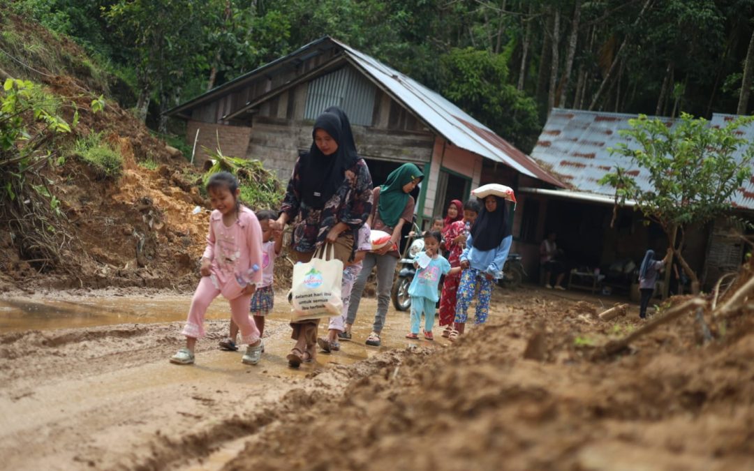 Relawan Nusantara Bersama Le Minerale dan BenihBaik.com Kuatkan Ibu Penyintas Longsor Palembayan, Sumatera Barat