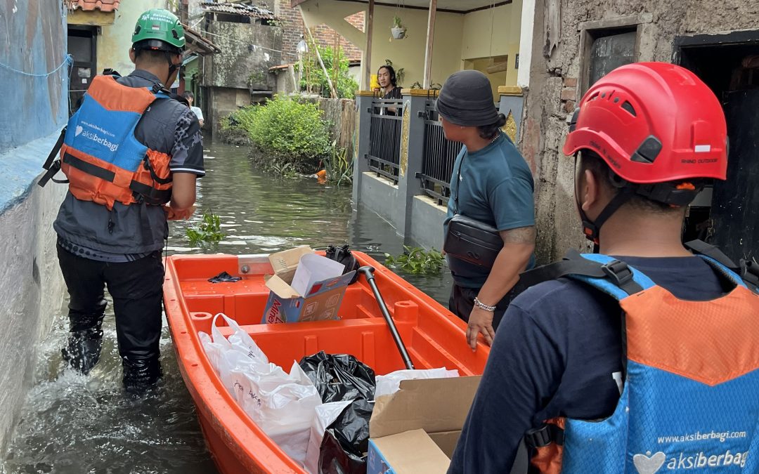 Banjir Dayeuhkolot Tak Kunjung Surut, Aksi Relawan Nusantara Hadirkan Harapan di Tengah Genangan