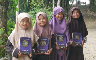 Bantuan Al-Qur’an dan Iqra Hadir untuk Santri Pelosok Garut di Kaki Gunung Papandayan