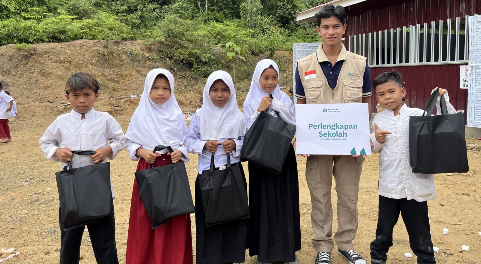 Bantuan Perlengkapan Sekolah Aceh Timur