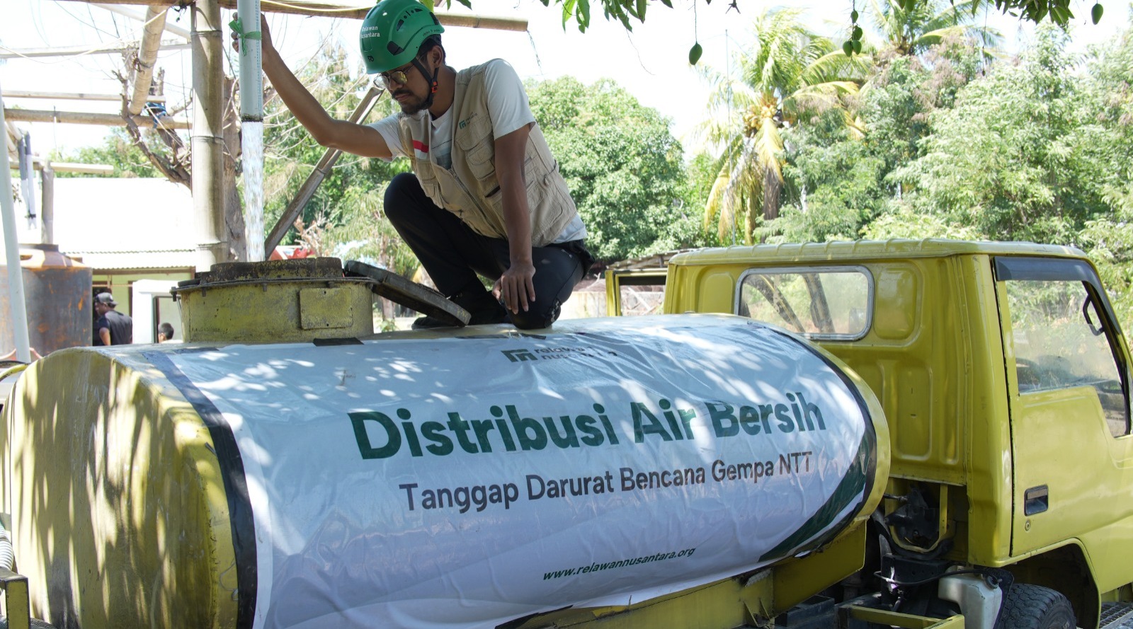 Penyaluran air bersih untuk pengungsi gempa di Desa Waekokak, Nagekeo, NTT oleh Relawan Nusantara