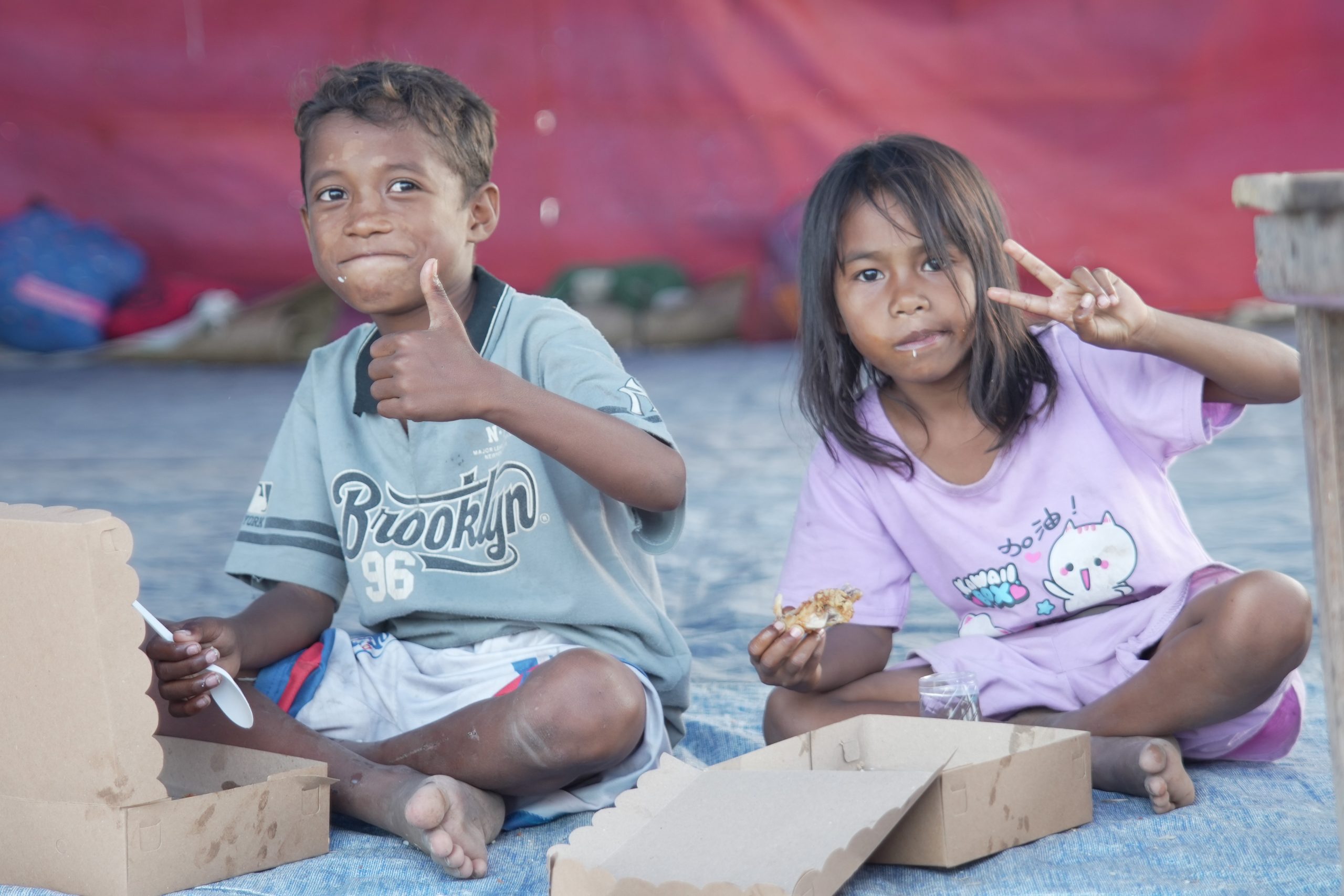 anak-pengungsi-gempa-flores-makan-siap-saji Dua anak penyintas gempa Flores di tenda pengungsian Nagekeo menikmati paket makanan siap saji dari Relawan Nusantara dan Jamkrindo.