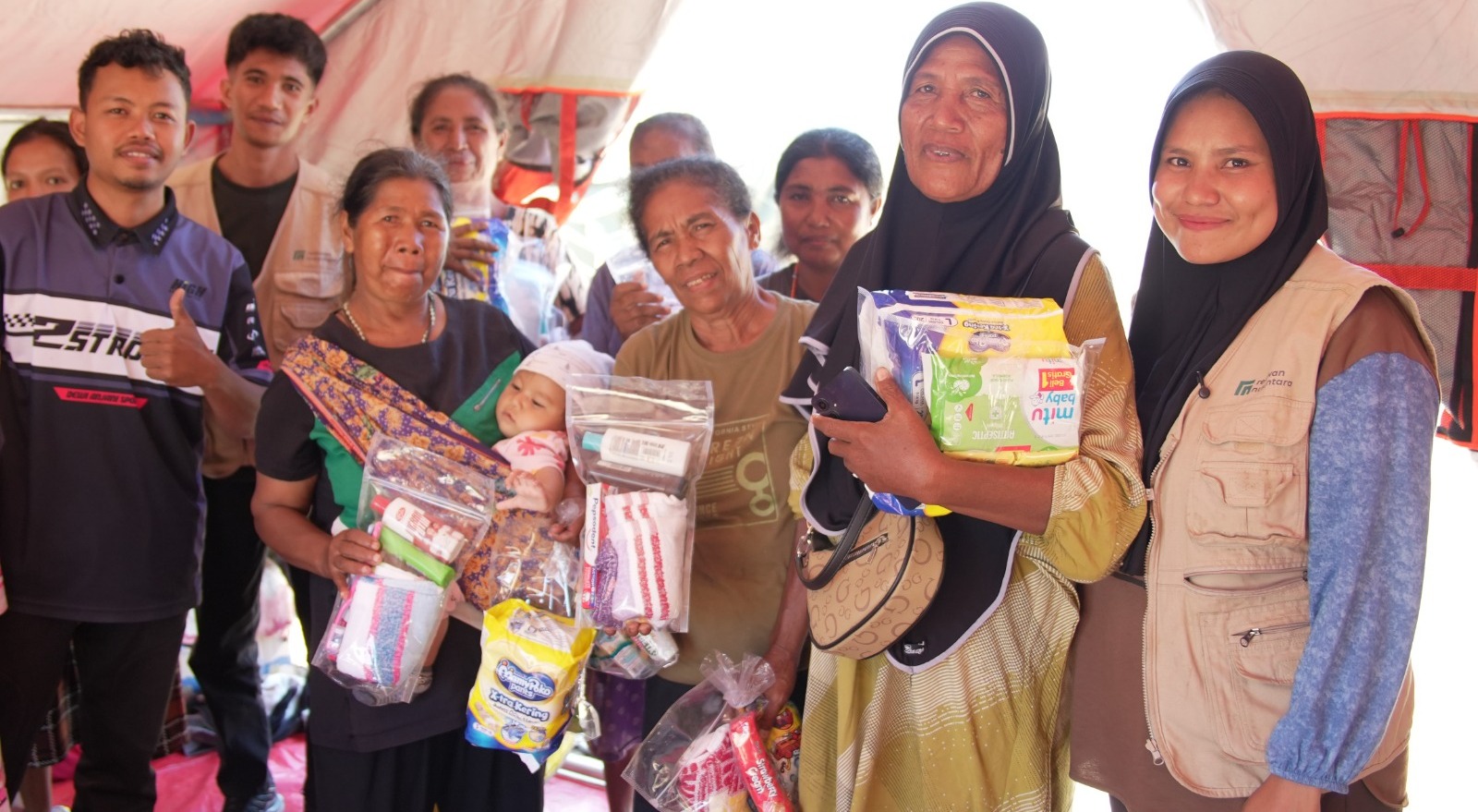 bantuan-kebutuhan-perlengkapan-bayi-penyintas-bencana Ibu-ibu penyintas bencana menerima bantuan kebutuhan bayi dan anak dari relawan.
