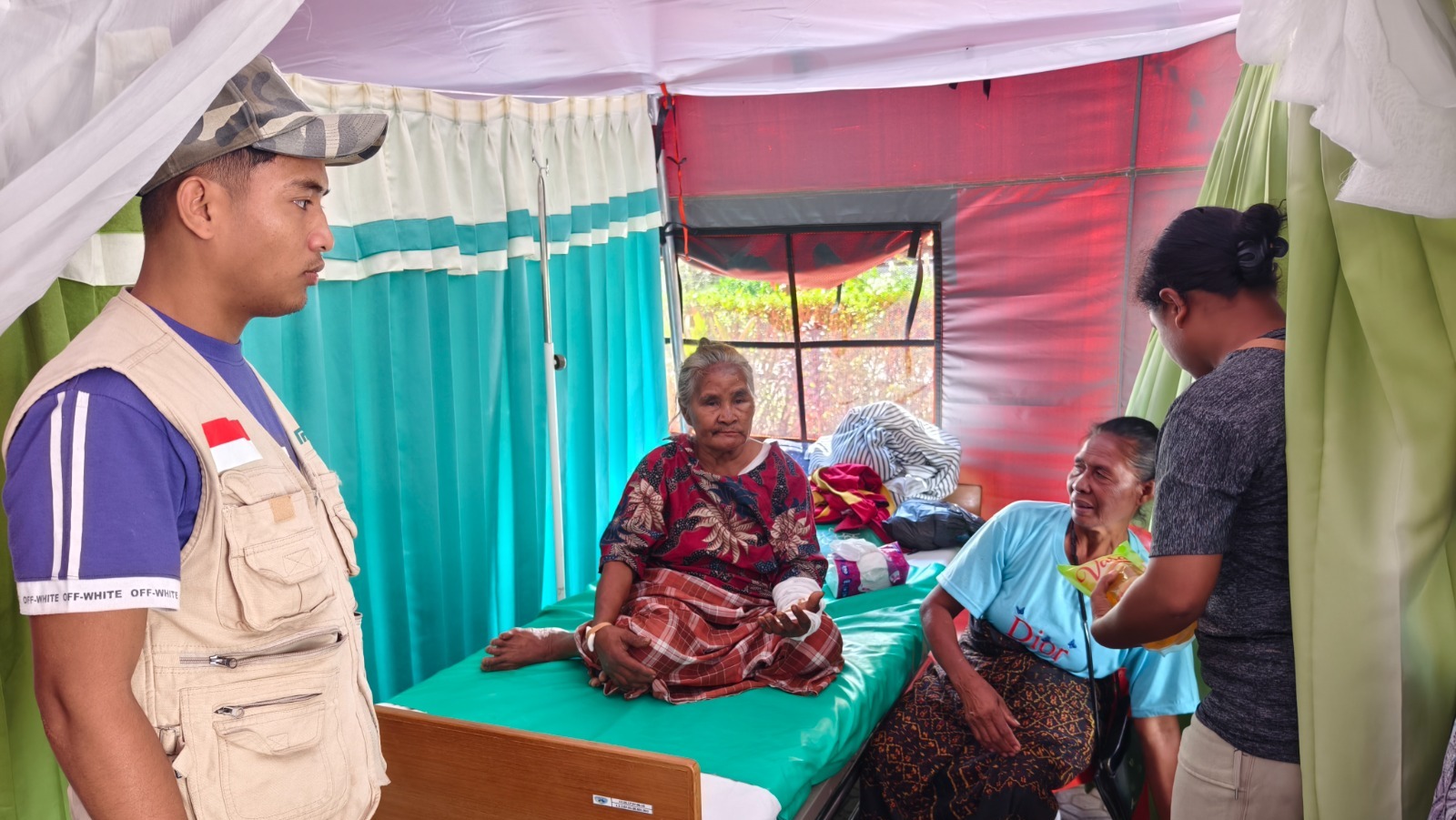 bantuan-kesehatan-dan-obat-penyintas-bencana Relawan mendampingi dan menyalurkan bantuan kesehatan untuk penyintas bencana yang sakit di tenda pengungsian.