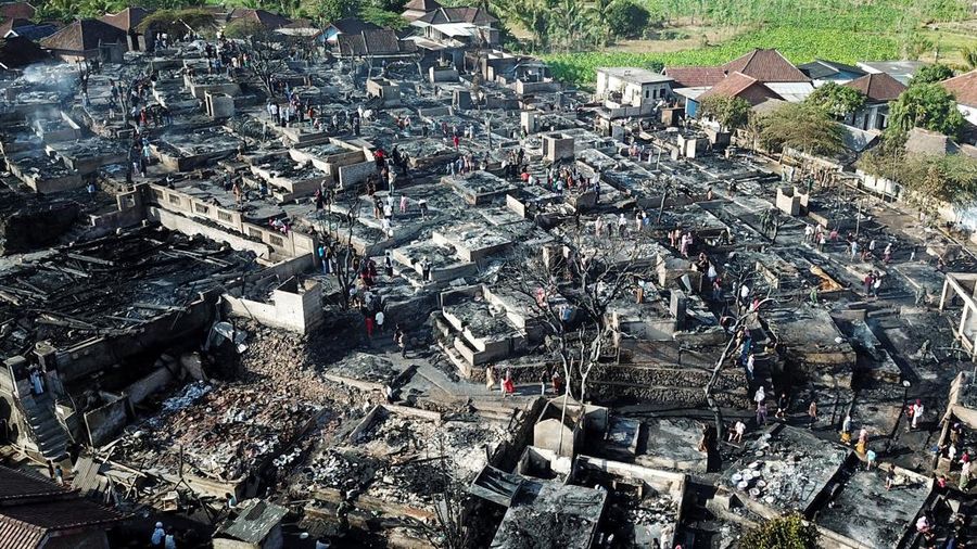 kebakaran-desa-adat-sade-lombok-tengah-03-puing-udara-Foto=Reuterscnbcindonesia Foto drone menunjukkan permukiman Desa Adat Sade Lombok Tengah yang hangus total akibat kebakaran hebat