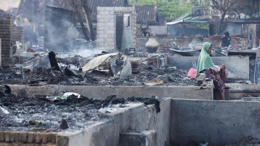 kebakaran-desa-adat-sade-lombok-tengah-05-puing-udara-Foto=Reuterscnbcindonesia Warga Desa Adat Sade duduk termenung di antara puing rumahnya usai kebakaran hebat di Lombok Tengah