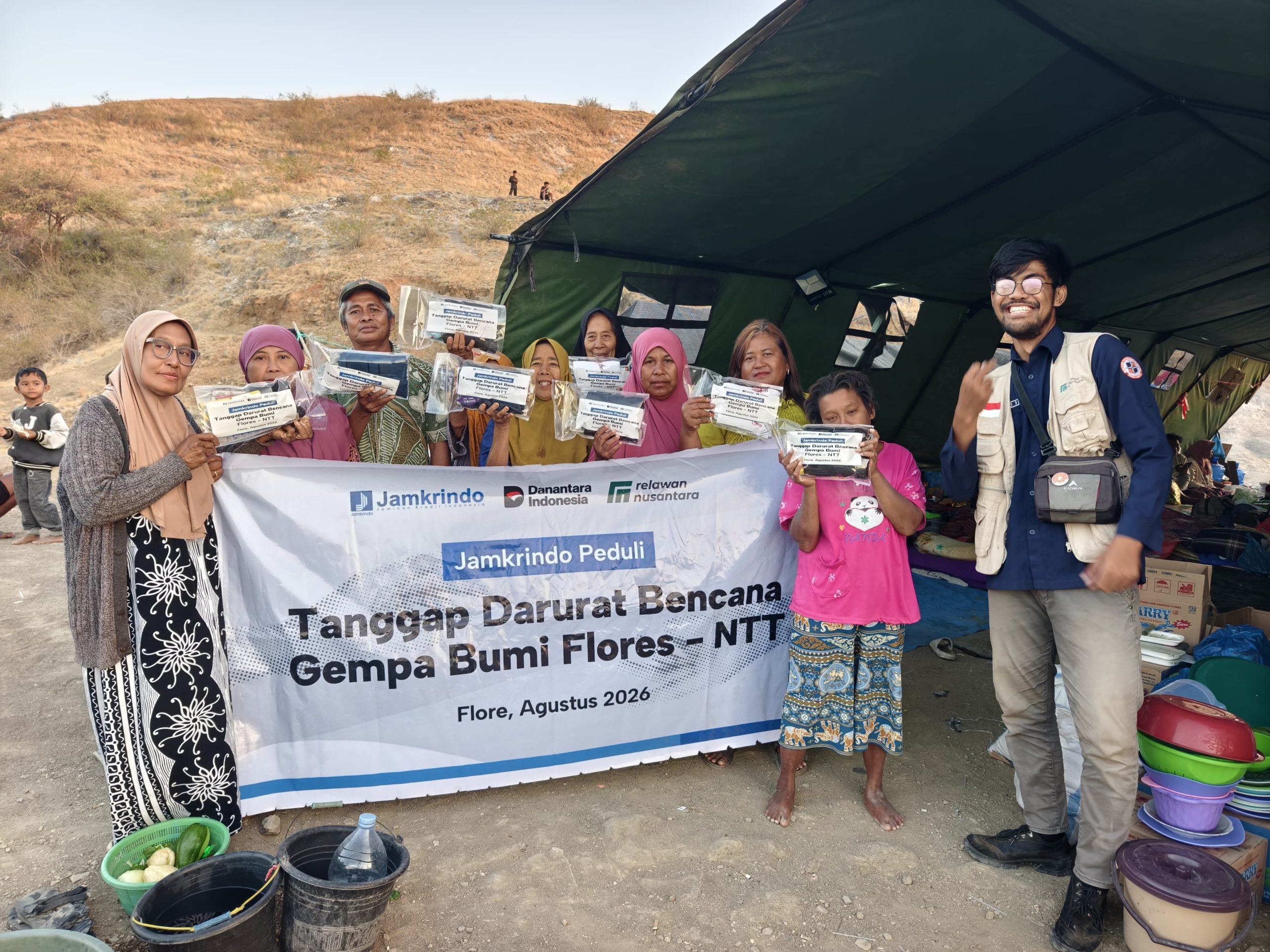 penyaluran-hygiene-kit-penyintas-gempa-flores-nagekeo Penyerahan bantuan hygiene kit oleh Relawan Nusantara dan Jamkrindo kepada ibu-ibu penyintas gempa NTT di Pos Pengungsian Maropokot Nagekeo.
