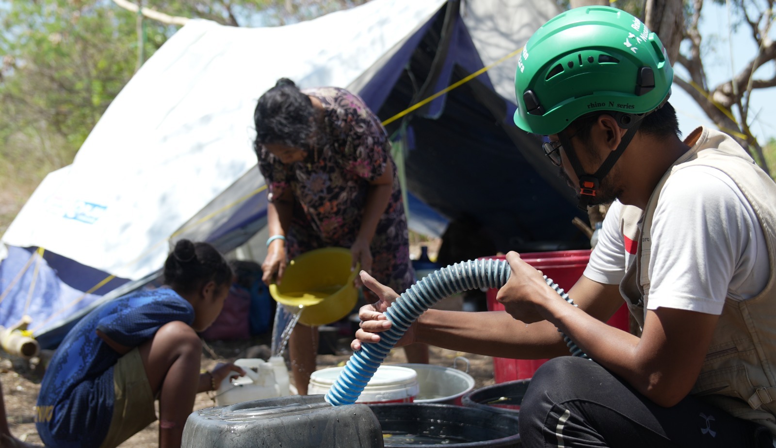 sedekah-jumat-distribusi-air-bersih-penyintas-bencana Relawan menyalurkan bantuan air bersih untuk penyintas bencana di area pengungsian.