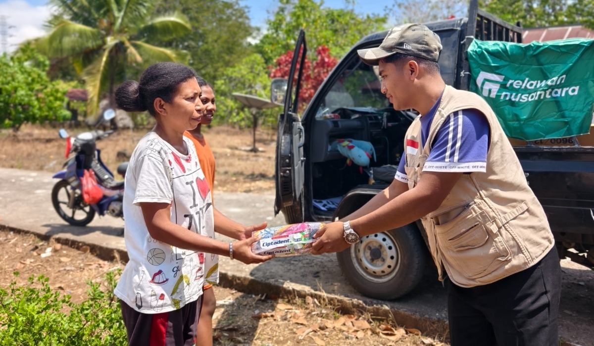 sedekah-jumat-penyaluran-hygiene-kit-korban-bencana Penyerahan paket perlengkapan sanitasi dan mandi langsung kepada warga terdampak bencana.