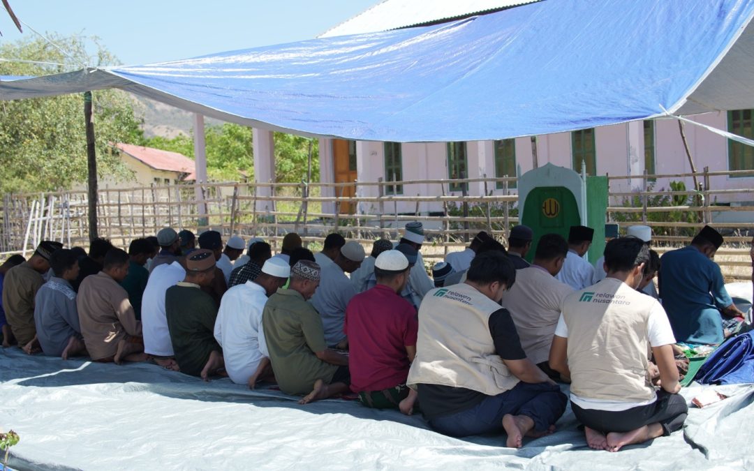 Terpal Darurat, Ruang Aman untuk Shalat Jumat Warga Waekokak Pascagempa