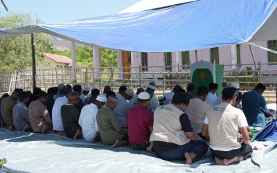 Terpal Darurat, Ruang Aman untuk Shalat Jumat Warga Waekokak Pascagempa