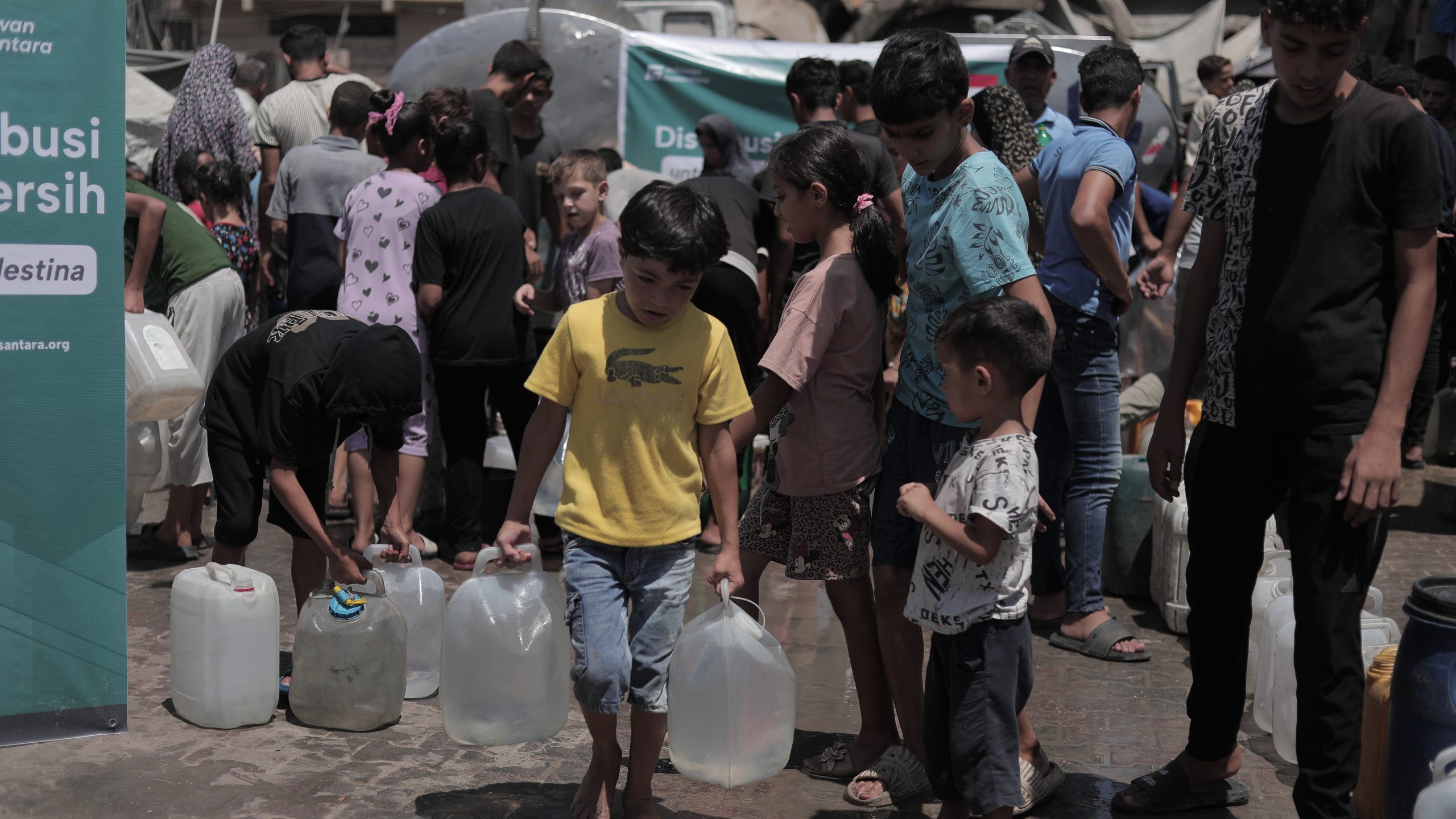 anak-anak-gaza-mengambil-bantuan-air-bersih-relawan-nusantara Anak-anak di Gaza mengangkut galon dan jerigen bantuan air bersih Relawan Nusantara.