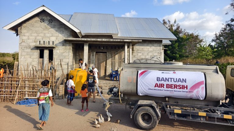 Truk tangki menyalurkan bantuan air bersih Nagekeo dari PT Mesitechmitra Purnabangun melalui Relawan Nusantara.