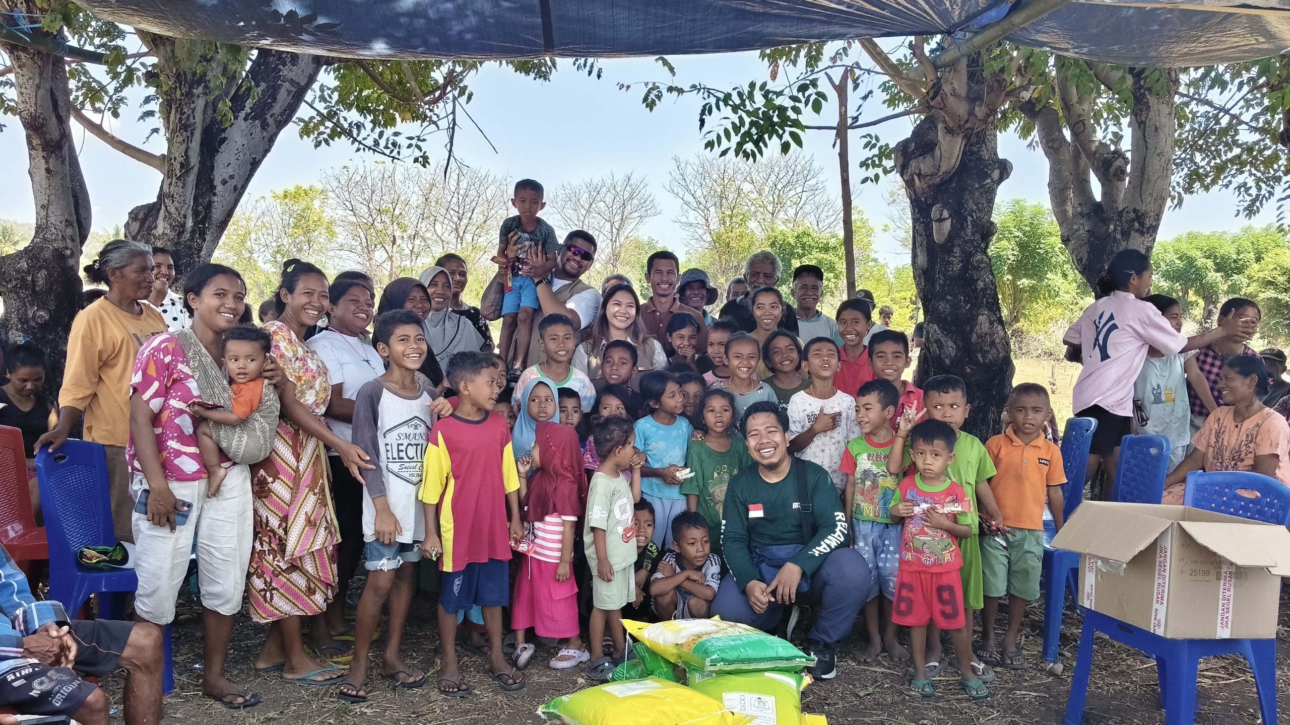 Relawan Nusantara bersama anak-anak dan warga penyintas gempa NTT saat kegiatan pendampingan psikososial.