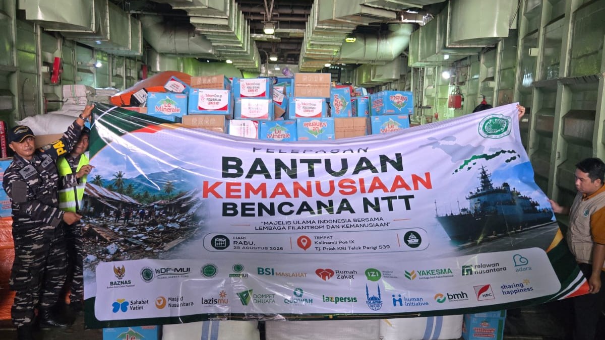 bantuan-logistik-gempa-ntt-dalam-kri-teluk-parigi-539 Tumpukan logistik bantuan bencana NTT yang diangkut menggunakan kapal perang KRI Teluk Parigi-539.