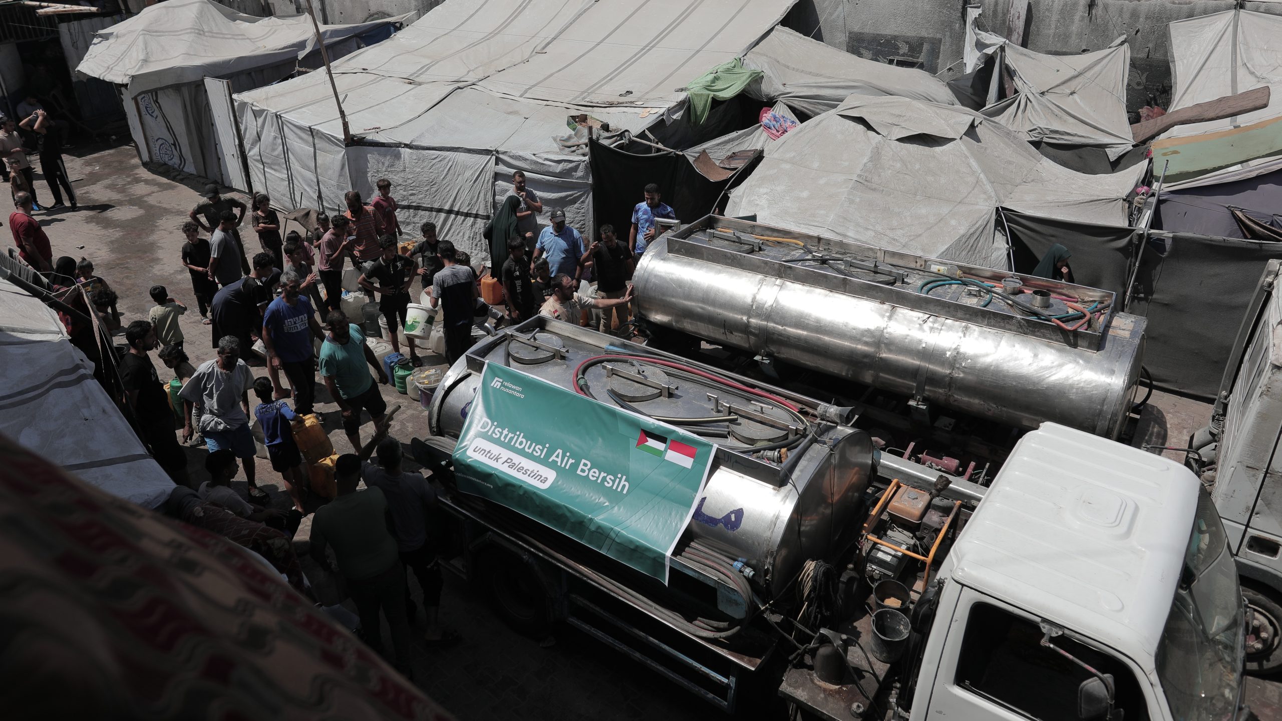 distribusi-truk-tangki-air-bersih-gaza-relawan-nusantara Truk tangki distribusi air bersih Relawan Nusantara melayani warga di kamp pengungsian Gaza.